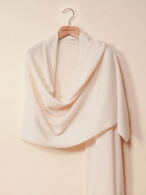 A four-season shawl in Alashan cashmere