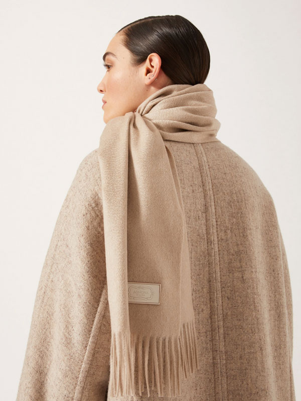 A fringed unisex scarf with Milanese style