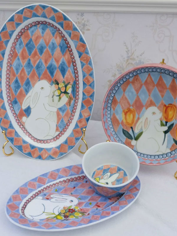 A Dinnerware Set for the Holiday Table