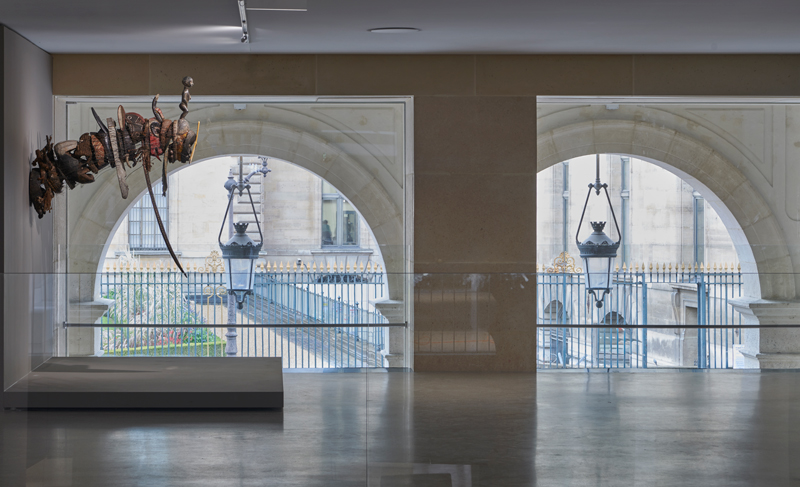 David-Hammons-facing-Le-Louvre-2_Photo©-Marc-Domage